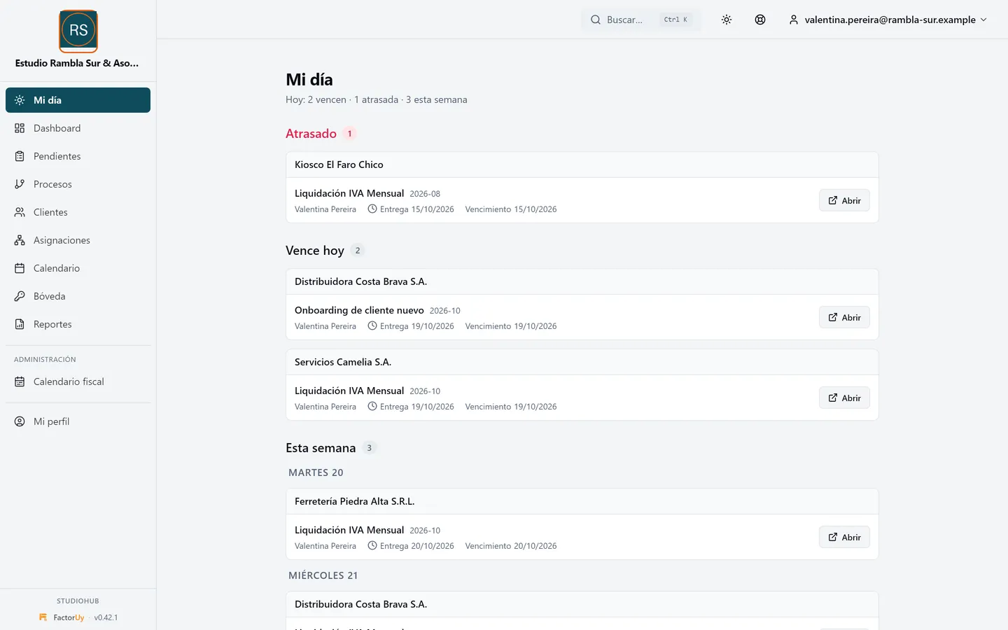 Pantalla Mi día de StudioHub: tareas agrupadas en Atrasado, Vence hoy y Esta semana.