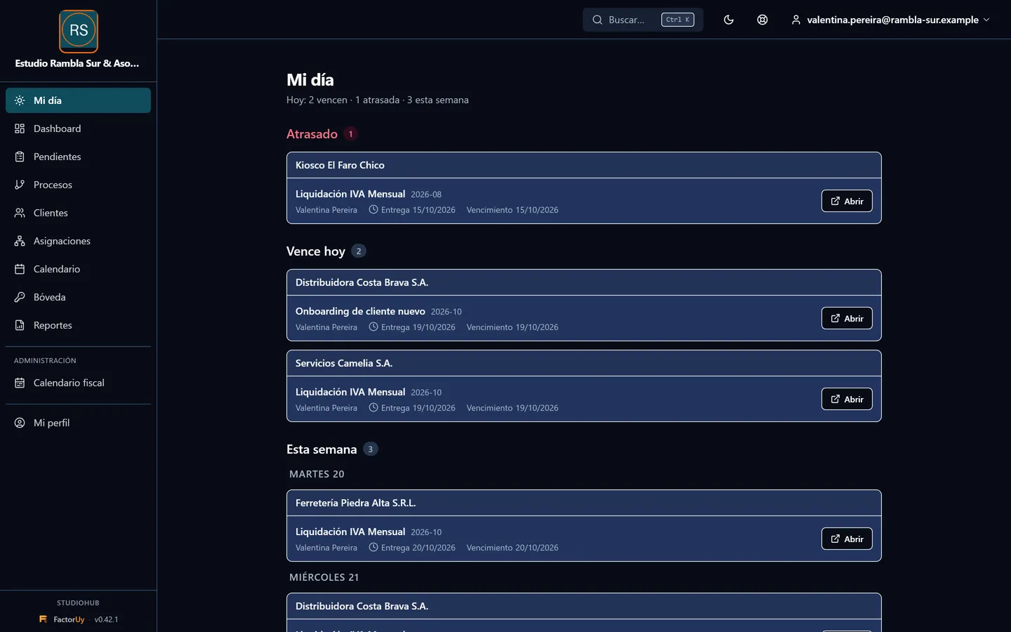 Pantalla Mi día de StudioHub: tareas agrupadas en Atrasado, Vence hoy y Esta semana.